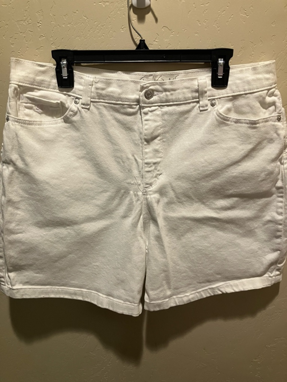 NWOT Gloria Vanderbilt White Denim 5 Pocket Shorts Size 16 -High-Rise Style